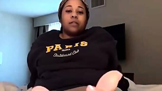 Amateur Foot Fetish Girlfriend Sucks and gives a Footjob