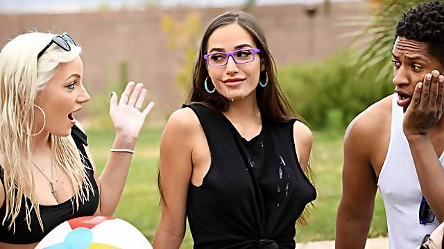 Sporty doll with perky tits Desiree Dulce fucks with an athlete