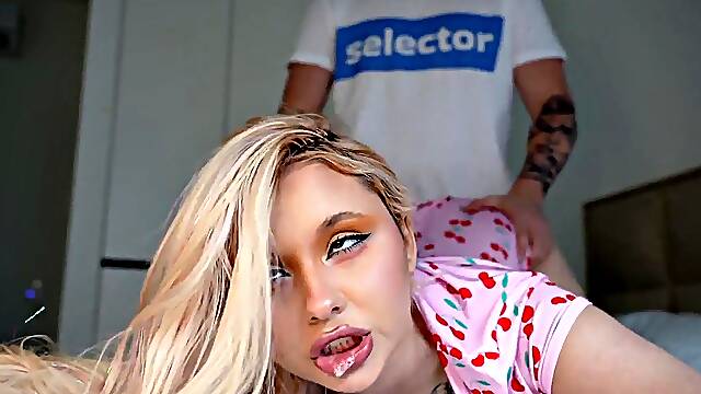 Stepsis Catches Foot-Fetish Babe