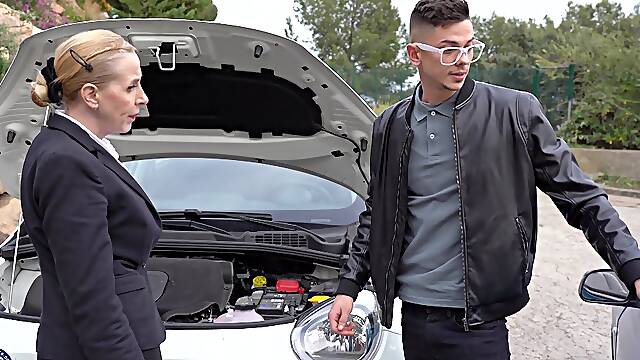 Fantasy cam sex with an older lady after helping her on the road