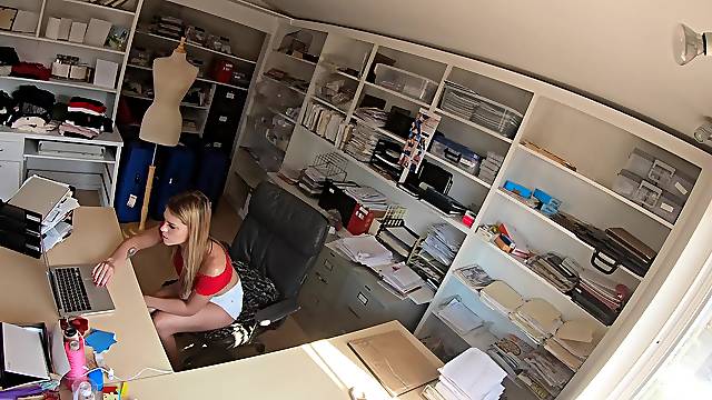 Stunning Leah Lee uses her penis fly trap to bury a thick shaft