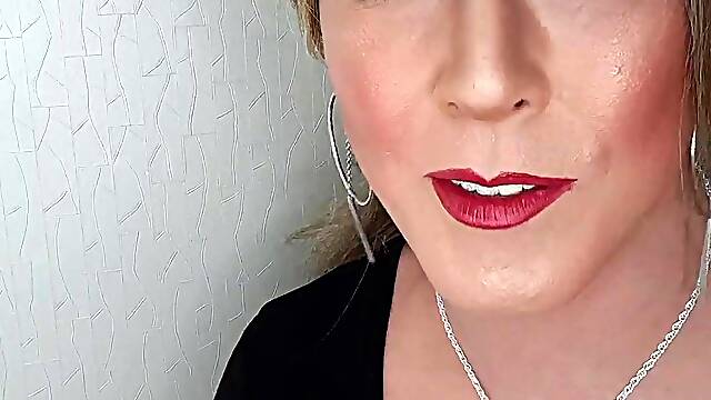 Super-Sexy crossdresser tells story about a insatiable night!