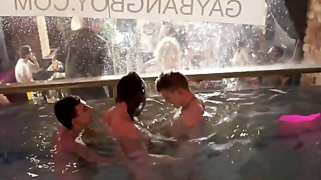 Amateur cocksucking orgy party at the sexclub