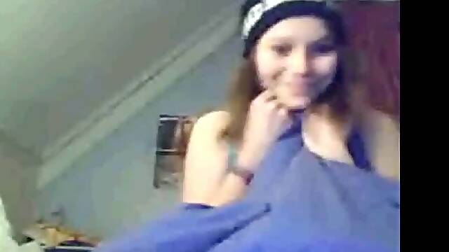 18-åriga svenska amatörer spelar med bröst och dildo på Cam