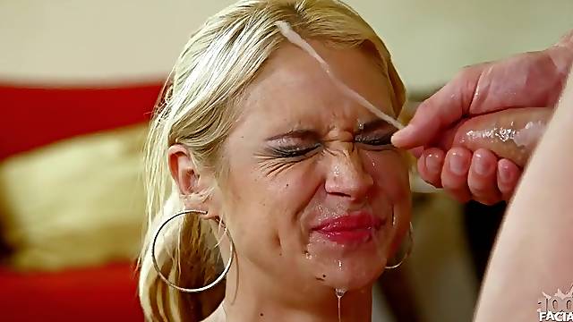 Ejaculant on sarah vandellas face