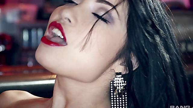 Rina Ellis screams from pleasure while her friend fucks her very hard