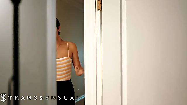 Trans Carnal - Sexy Chick T-Girl Daisy Taylor Sucks a Large Dong & get Screwed