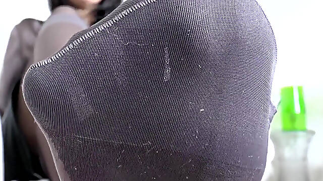 Strict Foot-sniffing Training in May! Part 2, Lady Victoria Valente