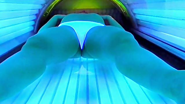 Milf with vibrator masturbate in solarium