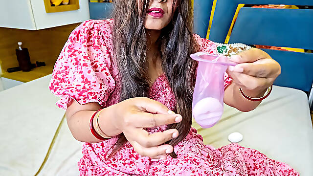 Beautiful Desi Mallu Bhabhi Ordered Female Condom and Fucked by Delivery Boy.