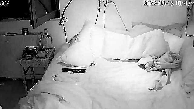 Horny Wife Masterbates for the Cam